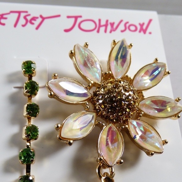 NWT Betsey Johnson Daisy Chain Dangle Earrings - Picture 4 of 4